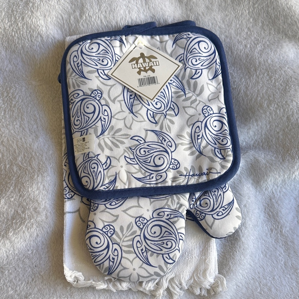 Hawaiian Blue White Pot Holder, Oven Mitt & Towel w/2 matching shot glasses - Picture 3 of 6